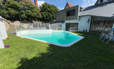 Venta casa 8 amb Pileta, quincho cochera Don Bosco