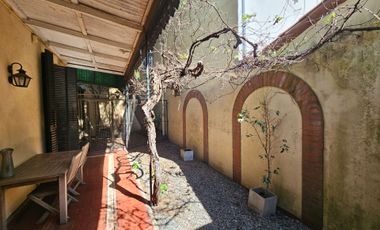 VENTA CASA 3 AMBIENTES CON PATIO Y COCHERA QUILMES
