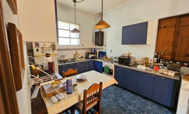 VENTA CASA 3 AMBIENTES CON PATIO Y COCHERA QUILMES