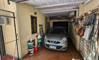VENTA CASA 3 AMBIENTES CON PATIO Y COCHERA QUILMES