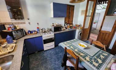 VENTA CASA 3 AMBIENTES CON PATIO Y COCHERA QUILMES