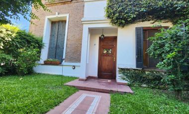 VENTA CASA 3 AMBIENTES CON PATIO Y COCHERA QUILMES