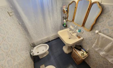 VENTA CASA 3 AMBIENTES CON PATIO Y COCHERA QUILMES