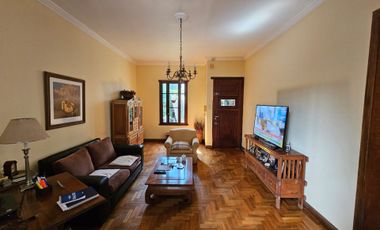 VENTA CASA 3 AMBIENTES CON PATIO Y COCHERA QUILMES