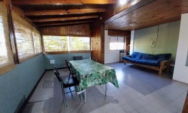 Venta PH 4 ambientes al frente con patio. Cerrito