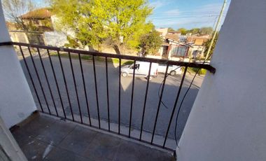 Venta PH 4 ambientes al frente con patio. Cerrito