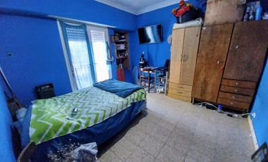 Venta PH 4 ambientes al frente con patio. Cerrito