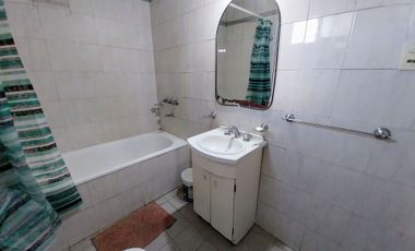Venta PH 4 ambientes al frente con patio. Cerrito