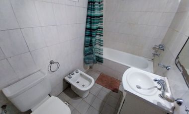 Venta PH 4 ambientes al frente con patio. Cerrito