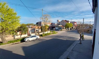 Venta PH 4 ambientes al frente con patio. Cerrito