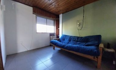 Venta PH 4 ambientes al frente con patio. Cerrito