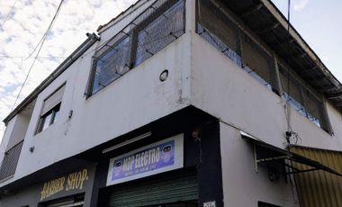 Venta PH 4 ambientes al frente con patio. Cerrito