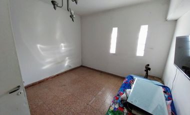 Venta PH 4 ambientes al frente con patio. Cerrito