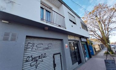 Venta PH 4 ambientes al frente con patio. Cerrito
