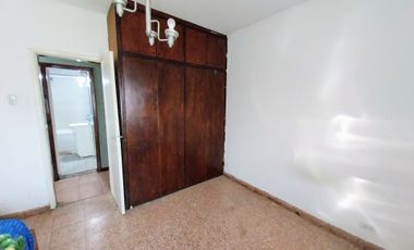 Venta PH 4 ambientes al frente con patio. Cerrito