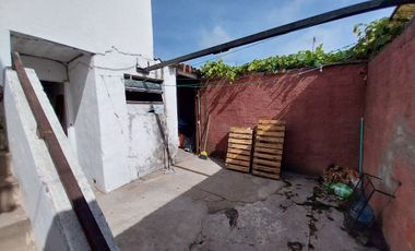 Venta PH 4 ambientes al frente con patio. Cerrito