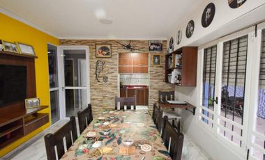 VENTA CASA 4 AMB CON QUINCHO Y COCHERA