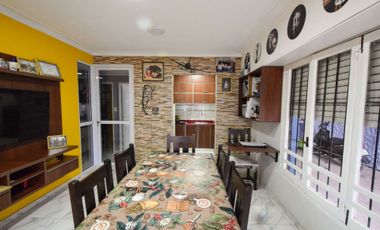 VENTA CASA 4 AMB CON QUINCHO Y COCHERA