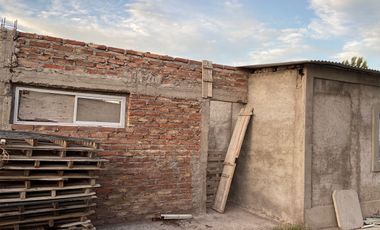 LOTE CON CASA A TERMINAR - GUAYMALLÉN