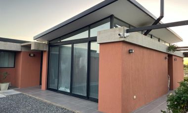 Casa 2 Dormitorios en Venta en Berisso con Pileta