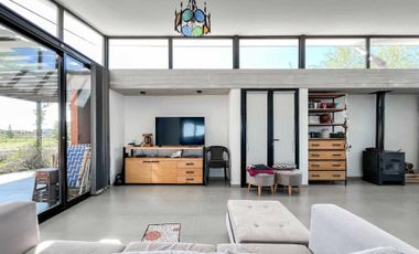 Casa 2 Dormitorios en Venta en Berisso con Pileta