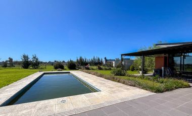 Casa 2 Dormitorios en Venta en Berisso con Pileta