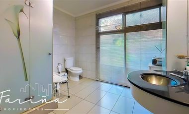 Casa en Venta en Casa ubicada en calle Joaquin Cerda, entre Luis Pasteur y Av Manquehue Norte