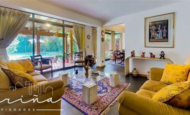 Casa en Venta en Casa ubicada en calle Joaquin Cerda, entre Luis Pasteur y Av Manquehue Norte