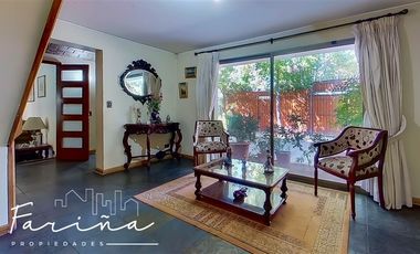 Casa en Venta en Casa ubicada en calle Joaquin Cerda, entre Luis Pasteur y Av Manquehue Norte