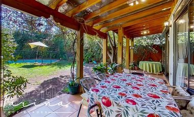 Casa en Venta en Casa ubicada en calle Joaquin Cerda, entre Luis Pasteur y Av Manquehue Norte