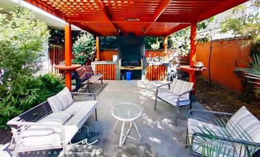 Casa en Venta en Casa ubicada en calle Joaquin Cerda, entre Luis Pasteur y Av Manquehue Norte