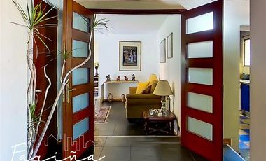 Casa en Venta en Casa ubicada en calle Joaquin Cerda, entre Luis Pasteur y Av Manquehue Norte