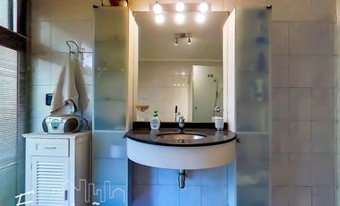 Casa en Venta en Casa ubicada en calle Joaquin Cerda, entre Luis Pasteur y Av Manquehue Norte
