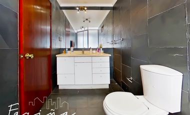 Casa en Venta en Casa ubicada en calle Joaquin Cerda, entre Luis Pasteur y Av Manquehue Norte