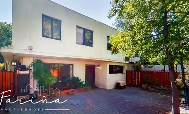 Casa en Venta en Casa ubicada en calle Joaquin Cerda, entre Luis Pasteur y Av Manquehue Norte