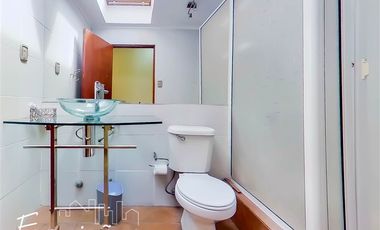 Casa en Venta en Casa ubicada en calle Joaquin Cerda, entre Luis Pasteur y Av Manquehue Norte