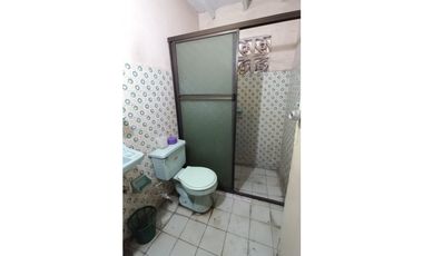 Amplia  Casa en VENTA Barrio San JOSE. Remodelar o Construir.
