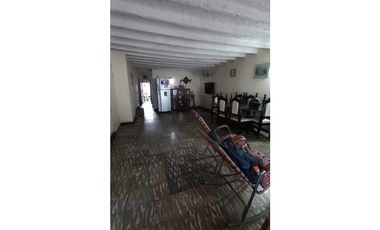 Amplia  Casa en VENTA Barrio San JOSE. Remodelar o Construir.