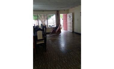 Amplia  Casa en VENTA Barrio San JOSE. Remodelar o Construir.
