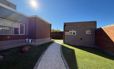 VENDE CASA GERENCIAL B°  MANZANOS - 3 DORMITORIOS