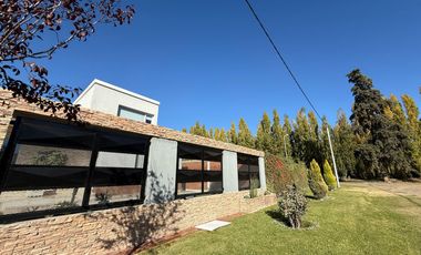 VENDE CASA GERENCIAL B°  MANZANOS - 3 DORMITORIOS