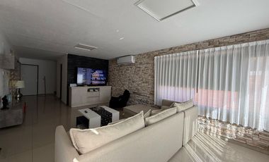 VENDE CASA GERENCIAL B°  MANZANOS - 3 DORMITORIOS