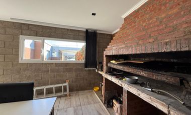 VENDE CASA GERENCIAL B°  MANZANOS - 3 DORMITORIOS