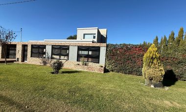 VENDE CASA GERENCIAL B°  MANZANOS - 3 DORMITORIOS