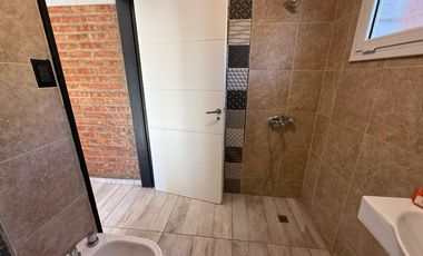 VENDE CASA GERENCIAL B°  MANZANOS - 3 DORMITORIOS
