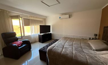VENDE CASA GERENCIAL B°  MANZANOS - 3 DORMITORIOS