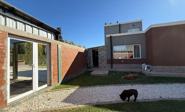 VENDE CASA GERENCIAL B°  MANZANOS - 3 DORMITORIOS