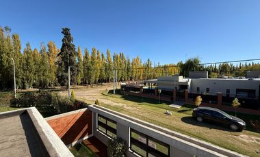 VENDE CASA GERENCIAL B°  MANZANOS - 3 DORMITORIOS