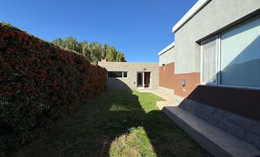 VENDE CASA GERENCIAL B°  MANZANOS - 3 DORMITORIOS