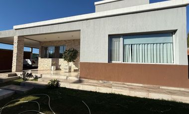VENDE CASA GERENCIAL B°  MANZANOS - 3 DORMITORIOS